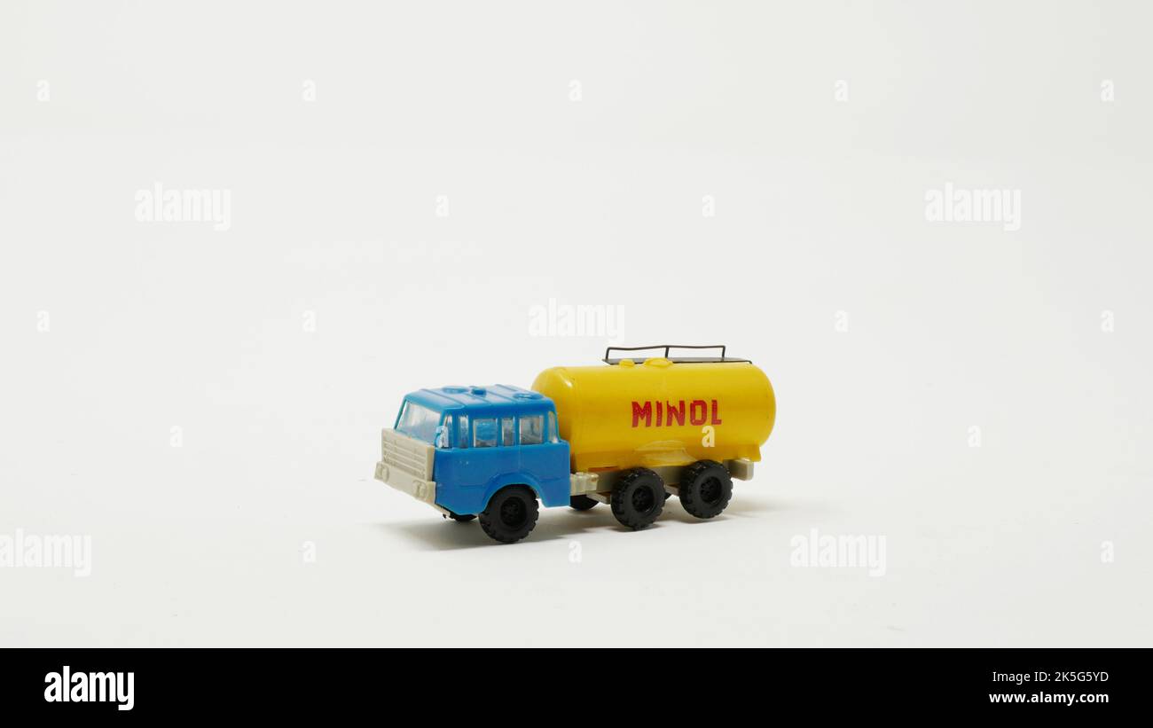 Automodell DDR Tatra 813 Tankwagen MINOL, Maßstab 1/120, Eigenbau aus Zugmaschine und Tank Stockfoto
