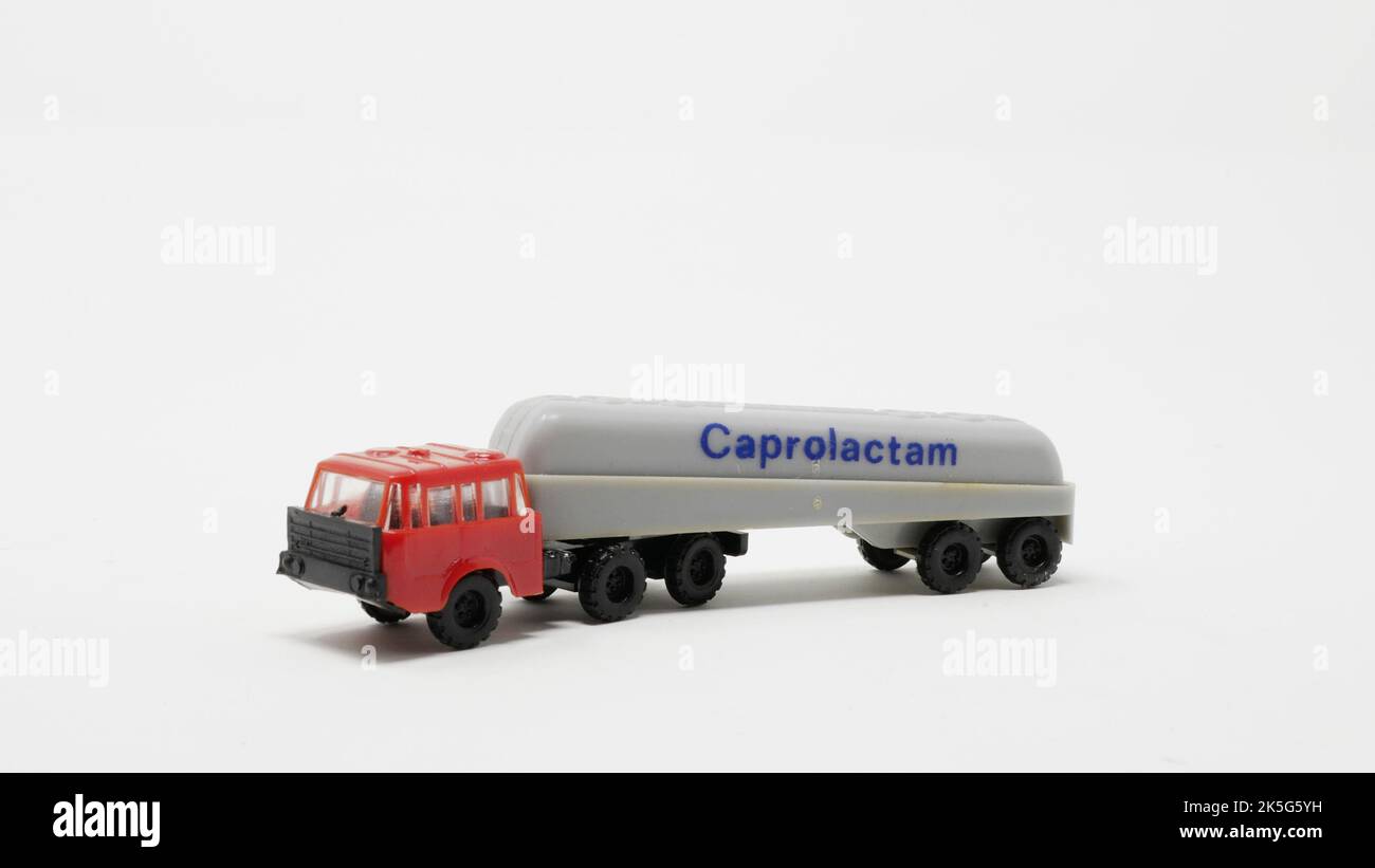 Automodell DDR Tatra 813 Tanksattelzug Caprolactam, Maßstab 1/120, Variante Zugmaschine rot Aufflieger grau Caprolactam blau Stockfoto