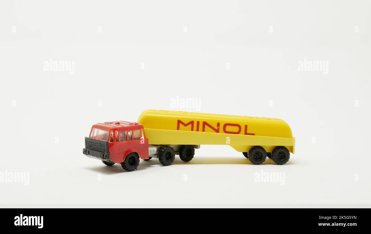 Automodell DDR Tatra 813 Tanksattelzug MINOL, Maßstab 1/120, Variante Zugmaschine rot Auflieger hellgelb MINOL rot Stockfoto