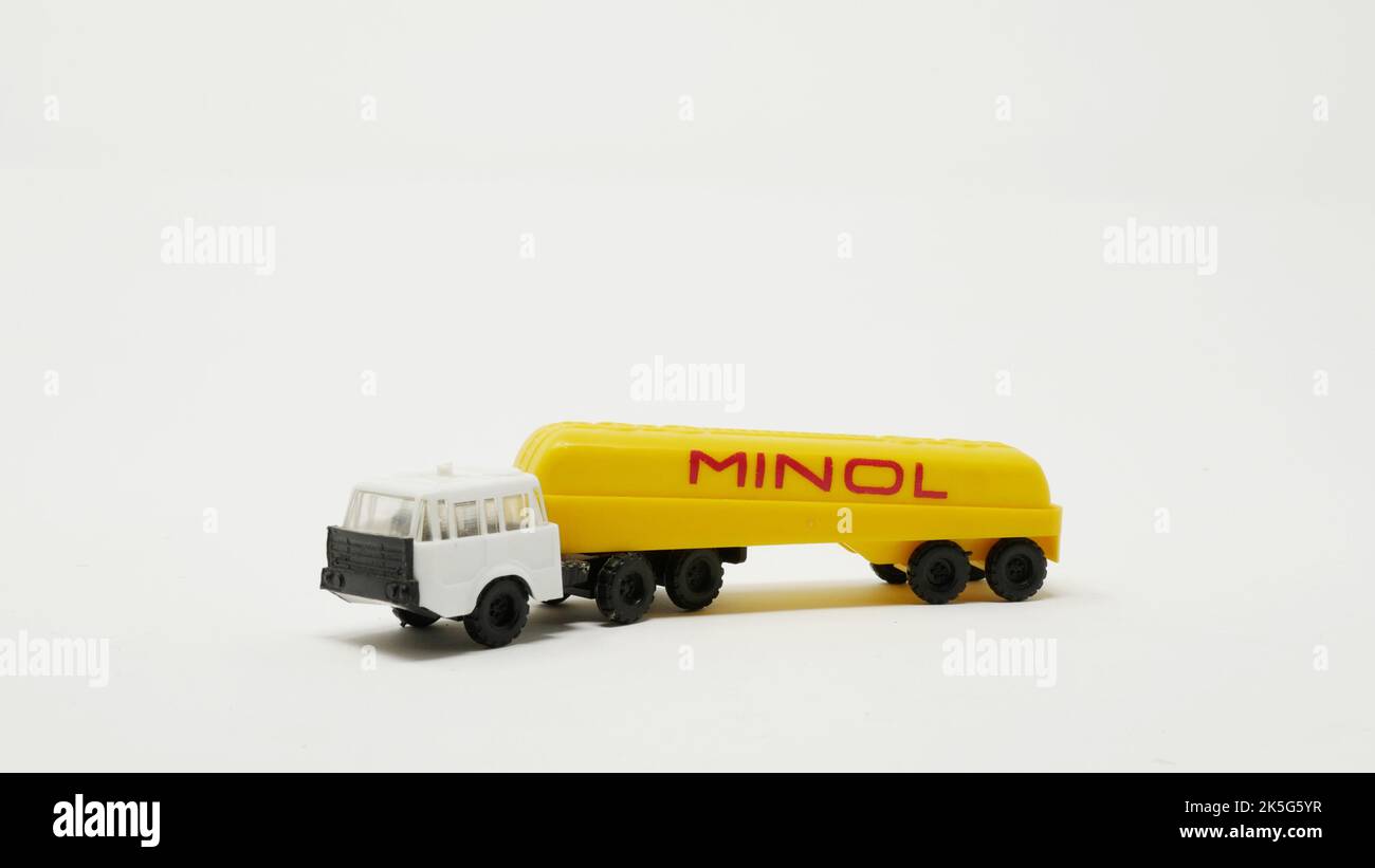Automodell DDR Tatra 813 Tanksattelzug MINOL, Maßstab 1/120, Variante Zugmaschine weiß Aufflieger gelb MINOL rot Stockfoto