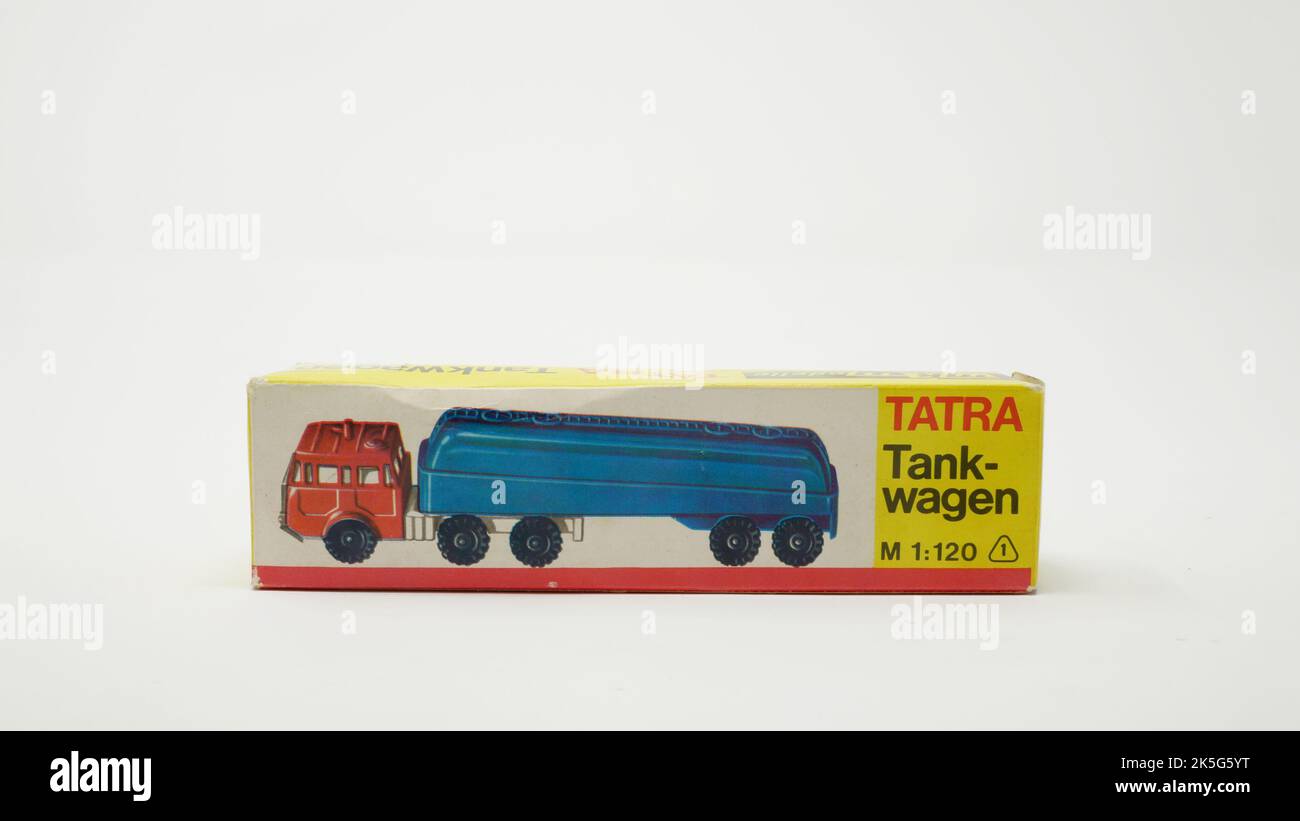 Automodell DDR Tatra 813 Tanksattelzug, Maßstab 1/120, Verpackung VEB Modell-Konstruktion Stockfoto