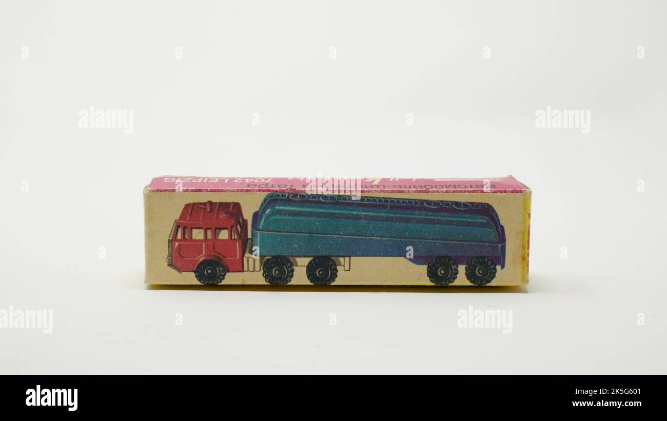 Automodell DDR Tatra 813 Tanksattelzug, Maßstab 1/120, Verpackung VEB Modell-Konstruktion Stockfoto