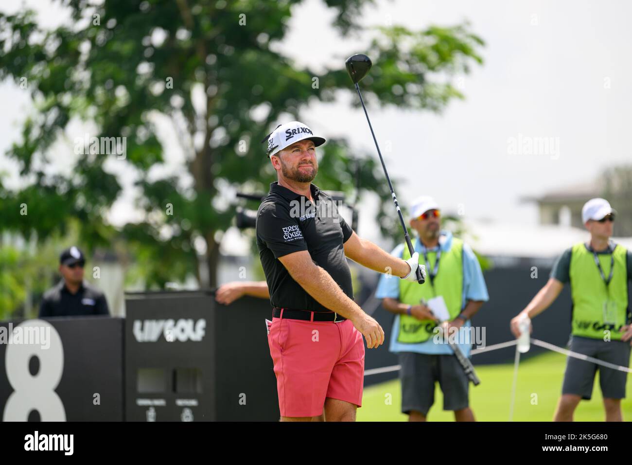 Der nordirische Graeme McDowell schlägt bei der Runde 2 des LIV Golf Invitational Bangkok auf dem Stonehill Golf Course in Bangkok, THAILAND, mit 8 ab Stockfoto