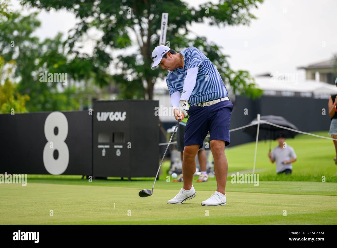 Sihwan Kim aus den USA schlägt bei Loch 8 während der 2. Runde des LIV Golf Invitational Bangkok auf dem Stonehill Golf Course in Bangkok, THAILAND, ab Stockfoto