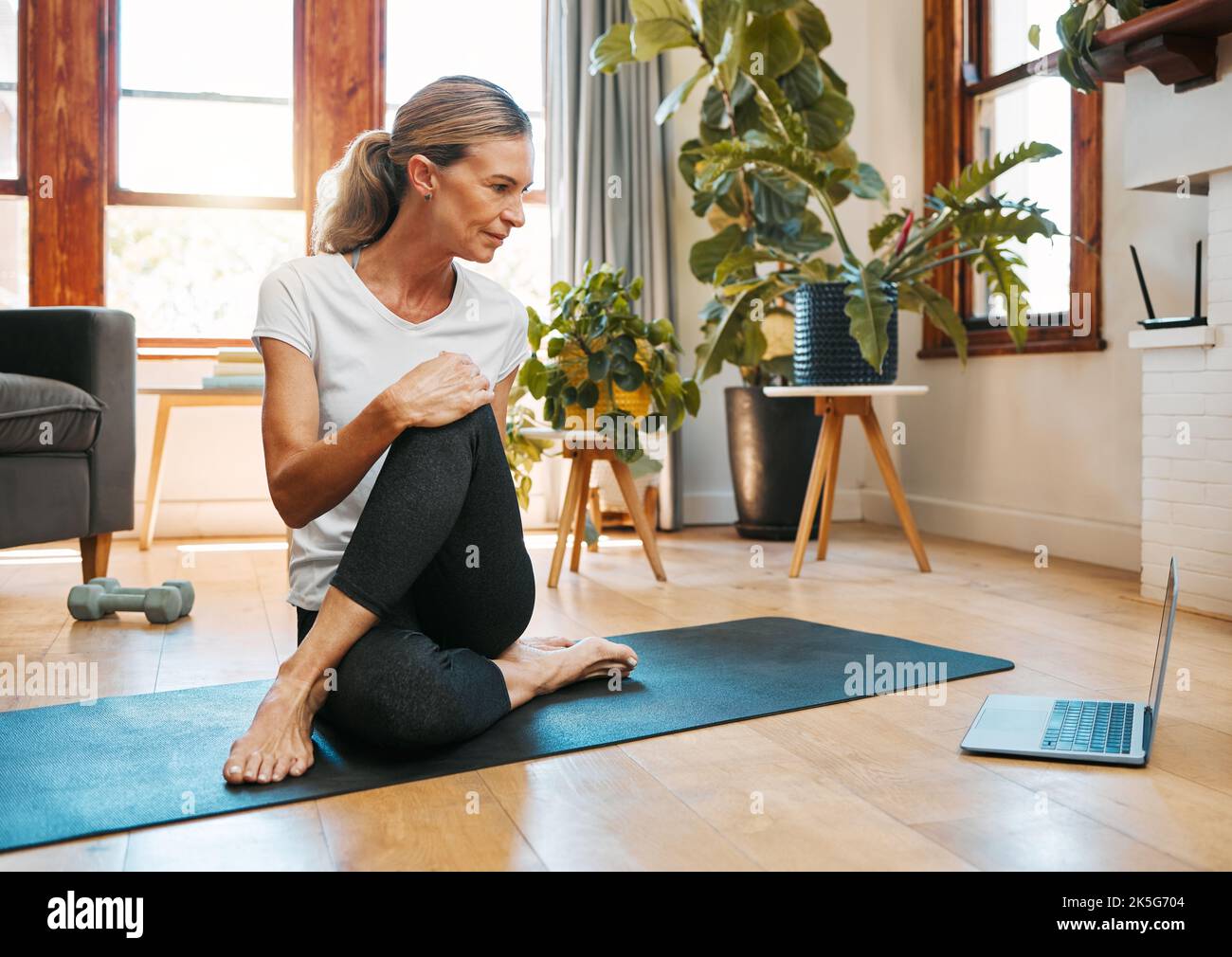 Yoga, Zen und ältere Frauen streamen Schulungsvideos, Web-Yoga-Kurse oder Tutorien auf dem Laptop zu Hause. Gesundheit, Bewegung und ältere Frauen auf Tech-pc Stockfoto