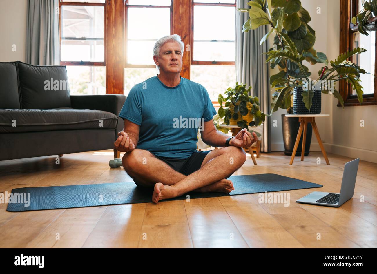 Yoga, Online und Meditation mit einem älteren Mann nach einem Zen-Fitnesskurs für Training, Bewegung und Training. Laptop, Gesundheit und Ruhestand mit einem Stockfoto