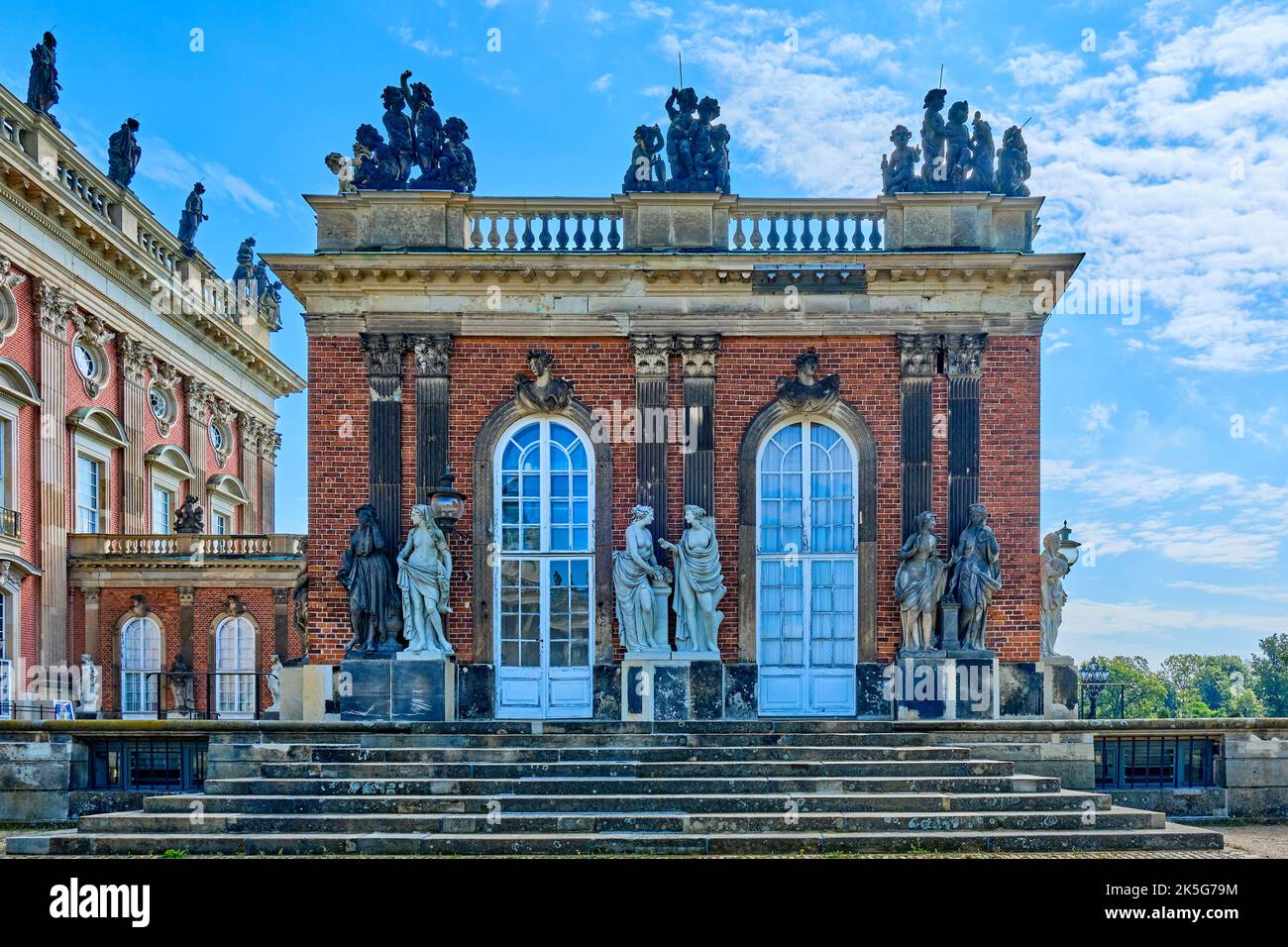 Seitenflügel des Neuen Palais auf der rechten Seite des Innenhofs, Park Sanssouci, Potsdam, Brandenburg, Deutschland. Stockfoto