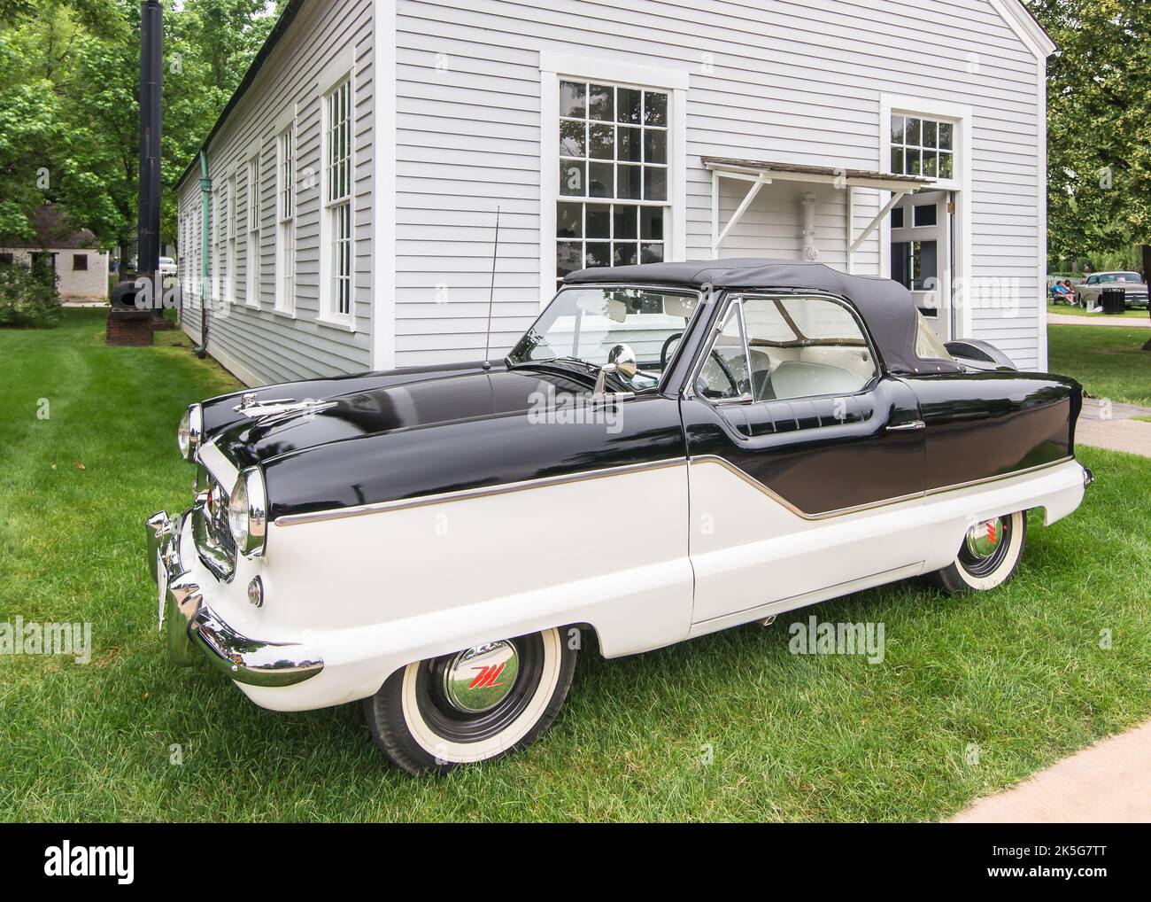 DEARBORN, MI/USA - 20. JUNI 2015: Ein 1960 AMC Metropolitan 560-Fahrzeug auf der Henry Ford (THF) Motor Muster Car Show, Greenfield Village, nahe Detroit, Mic Stockfoto