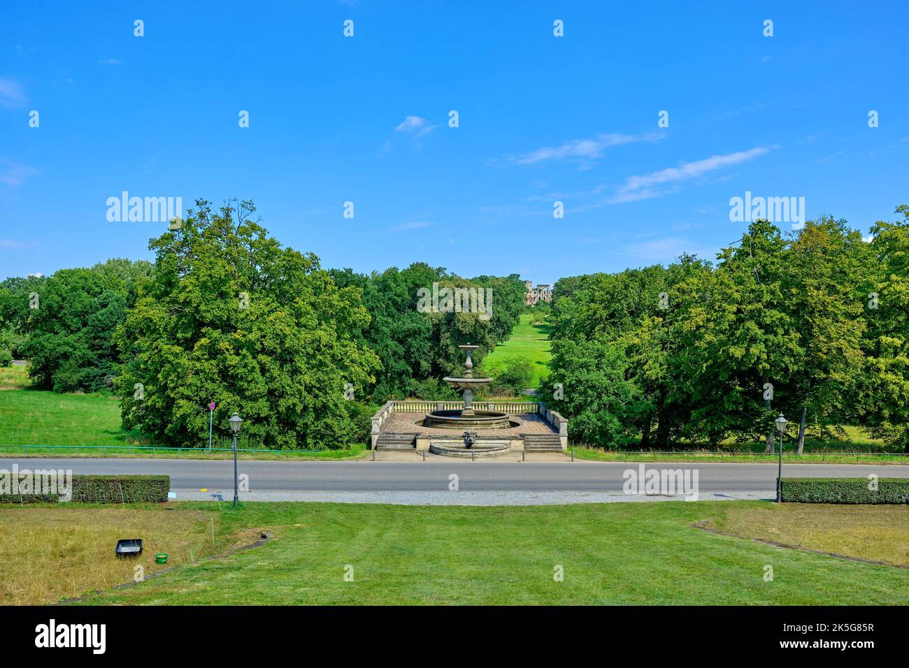 Blick vom Schloss Sanssouci über den Rossbrunnen zu den künstlichen Ruinen auf Ruinenberg, Potsdam, Brandenburg, Deutschland. Stockfoto