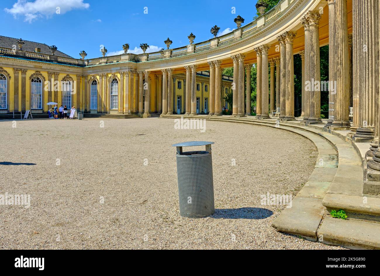 Ehrengericht des Schlosses Sanssouci mit Abfallkorb, Sanssouci Park, Potsdam, Brandenburg, Deutschland. Stockfoto
