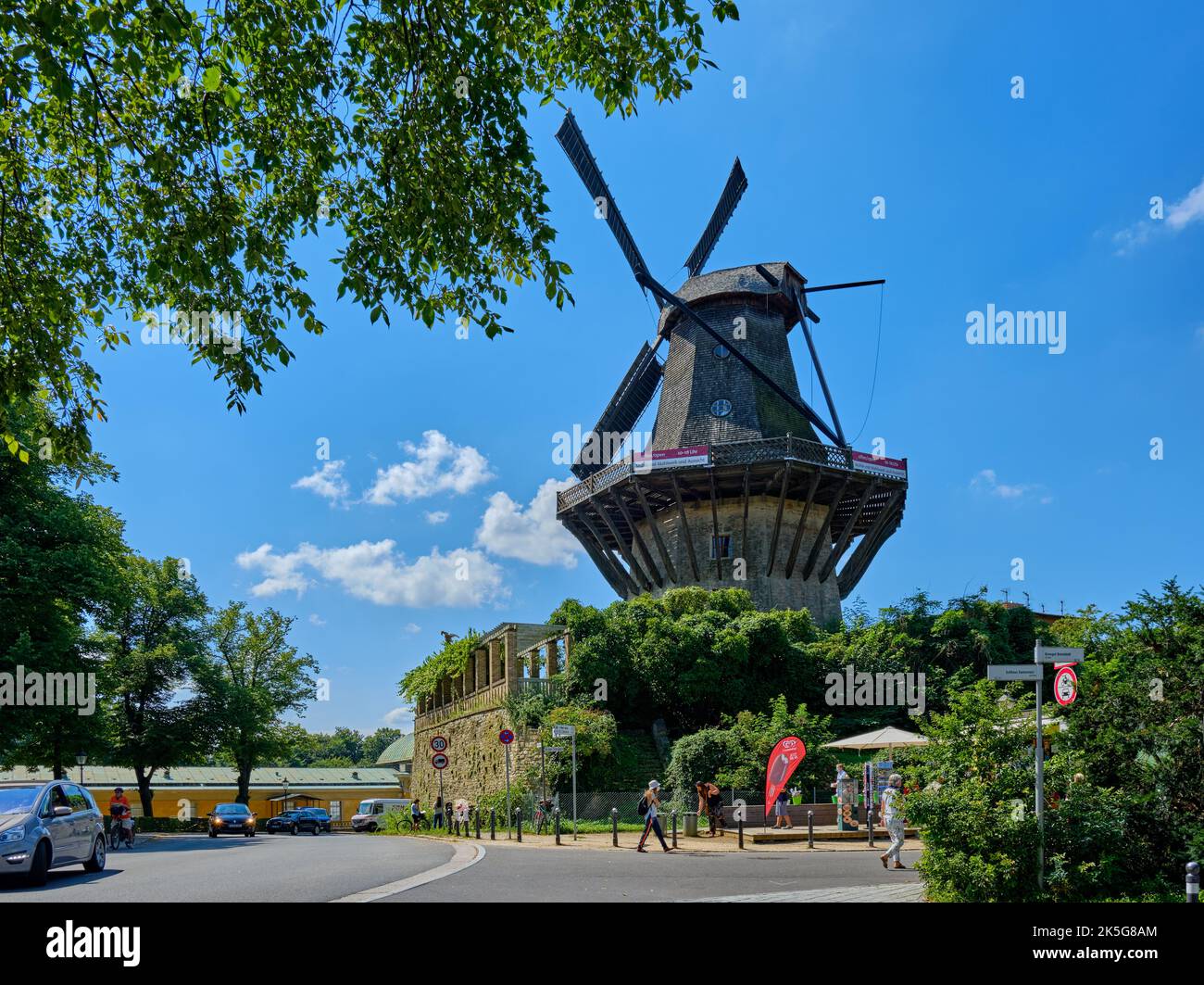 Touristen- und Verkehrssituation an der historischen Windmühle Sanssouci, Sanssouci Park, Potsdam, Brandenburg, Deutschland, 6. August 2021. Stockfoto
