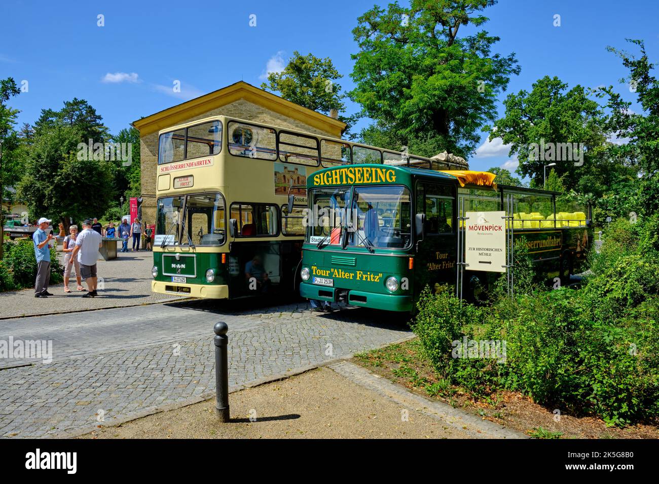 Touristen, Besucher und Reisebusse, touristische Lage vor dem Besucherzentrum von Sanssouci, Potsdam, Brandenburg, Deutschland. Stockfoto