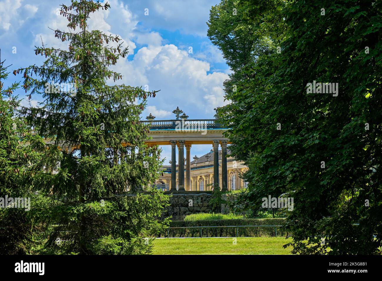 Blick auf das Säulenrondel des Ehrenhofs von Schloss Sanssouci, Sanssouci Park, Potsdam, Brandenburg, Deutschland. Stockfoto