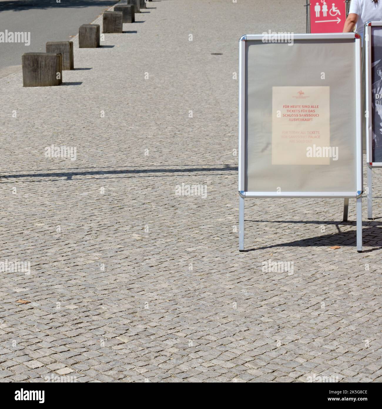 Freundliche Mitteilung, Plakat, 'für heute sind alle Tickets für Schloss Sanssouci ausverkauft', Sanssouci Park, Potsdam, Brandenburg, Deutschland, 6. August 2021. Stockfoto
