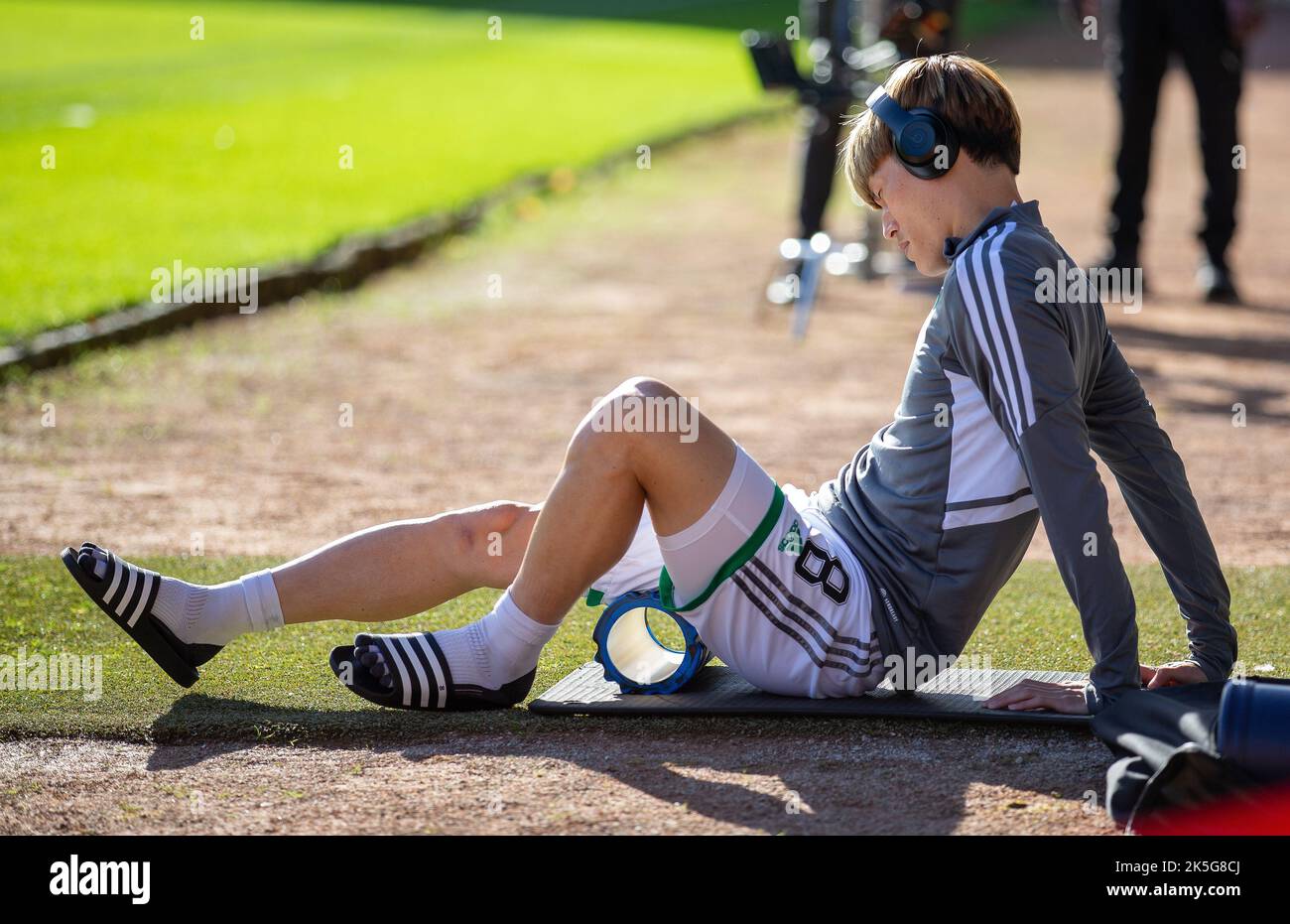 McDiarmid Park, Perth, Großbritannien. 8. Oktober 2022. Schottischer Premier League-Fußball, St. Johnstone versus Celtic: Kyogo Furuhashi von Celtic erwärmt sich Kredit: Action Plus Sports/Alamy Live News Stockfoto