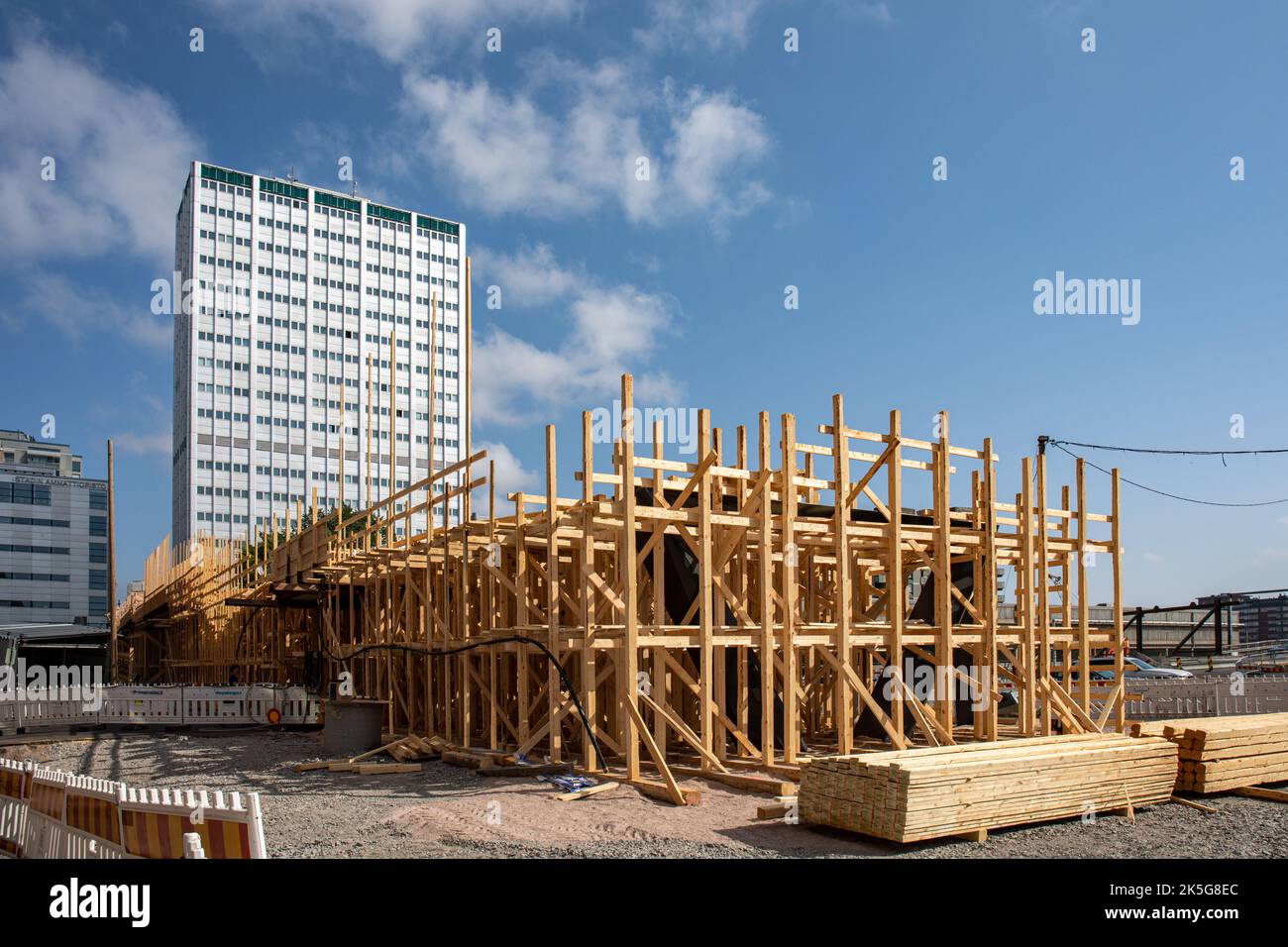 Uusi Näkinsilta Fußgängerbrücke wird im Stadtteil Hakaniemi in Helsinki, Finnland, gebaut Stockfoto