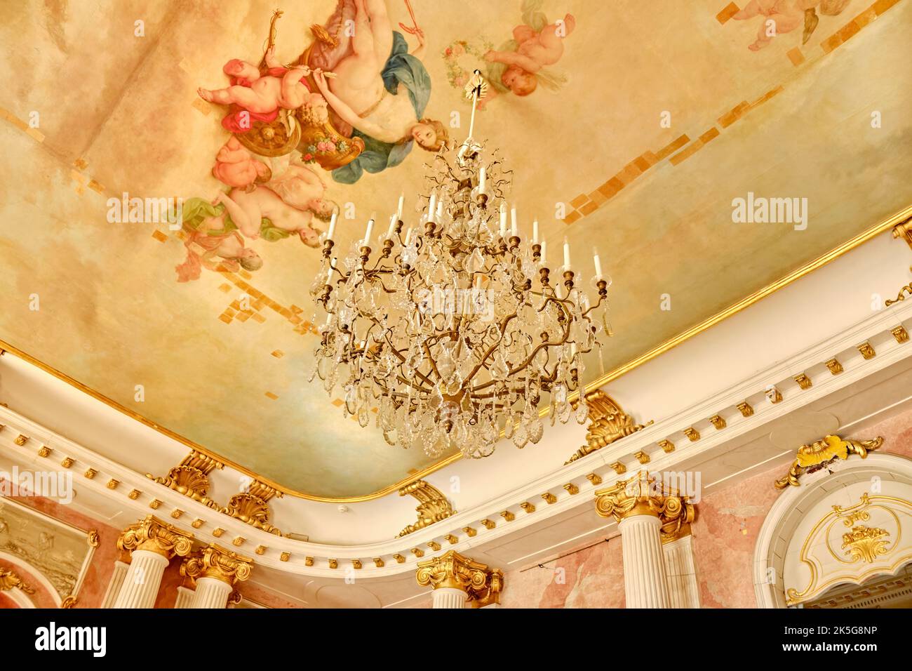 Deckenmalerei und Kronleuchter, Neues Palais, Sanssouci Park, Potsdam, Brandenburg, Deutschland, Status 6. August 2021. Stockfoto