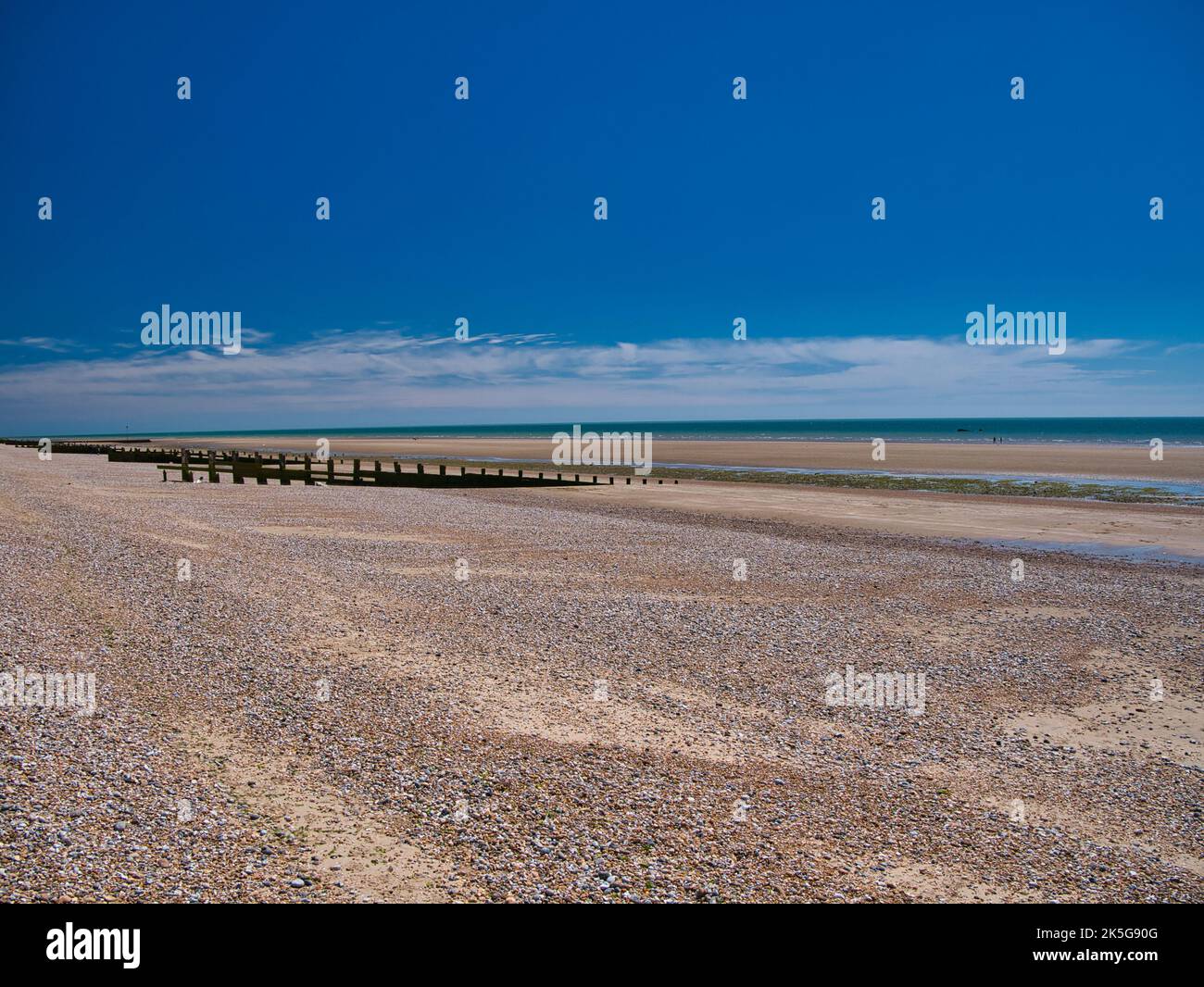 Der offene, menschenleere Kiesstrand in Dungeness, Kent, Großbritannien. Aufgenommen an einem sonnigen Tag im Sommer. Stockfoto