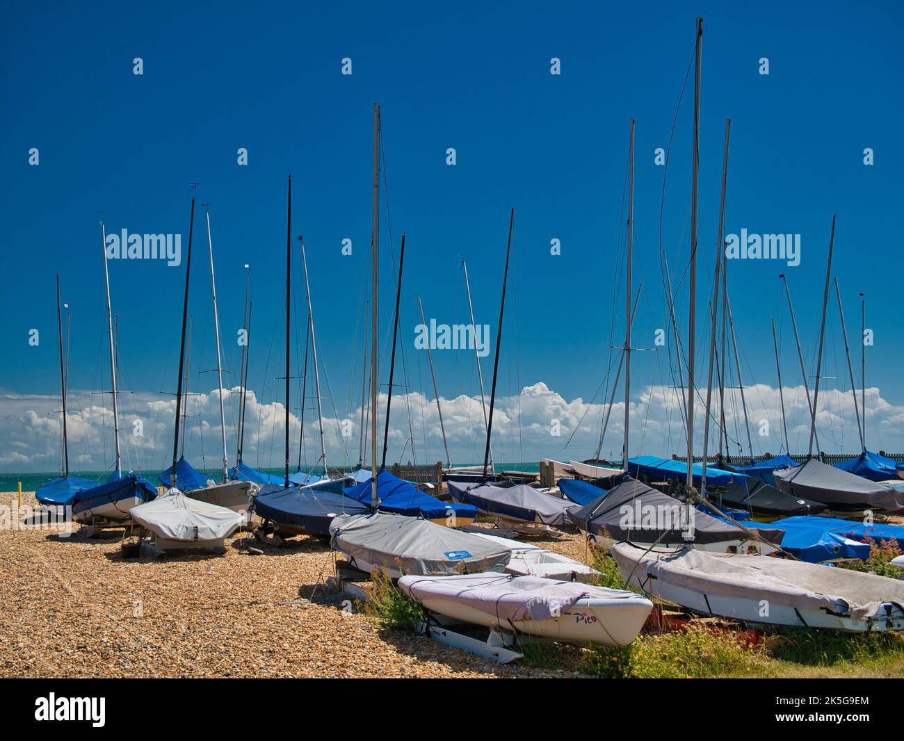 Schlauchboote wurden im Downs Sailing Club in der Nähe von Deal, Kent, England, Großbritannien, gelagert. Aufgenommen an einem sonnigen Tag mit blauem Himmel und entfernter Wolke im Sommer. Stockfoto