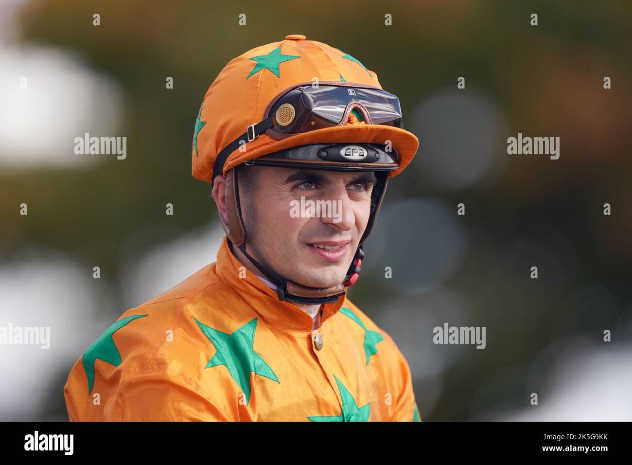 Andrea Atzeni vor der Fahrt auf Teneriffa Sunshine in Godolphin Flying Start Zetland setzt auf den Dubai Future Champions Day auf der Newmarket Racecourse. Bilddatum: Samstag, 8. Oktober 2022. Stockfoto