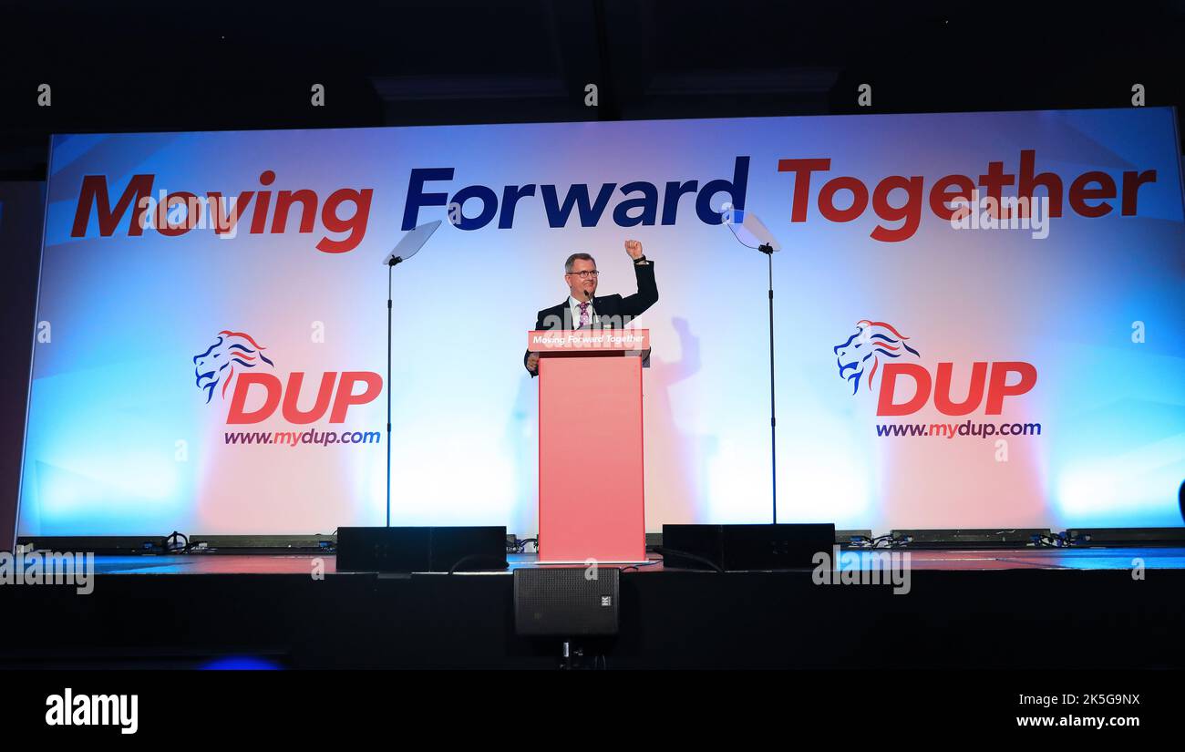 Sir Jeffrey Donaldson, Parteichef der DUP, spricht bei ihrer Parteikonferenz im Ramada Hotel in Belfast zu den Delegierten. Bilddatum: Samstag, 8. Oktober 2022. Stockfoto