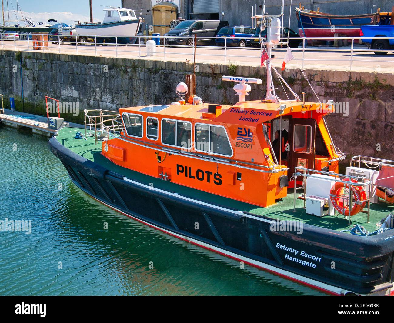 Das Ramsgate Royal Harbour Pilot Services-Boot Estuary Escort mit leuchtend orangefarbenem Überbau und einem grünen Deck. Stockfoto