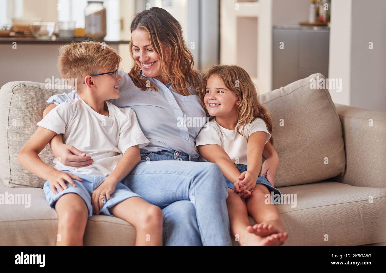 Glückliche Kinder, Mütter und Mütter Tag im Wohnzimmer Sofa, Liebe und Entspannung zusammen in Australien Familie zu Hause. Junge Kinder, lächeln Eltern und Glück Stockfoto