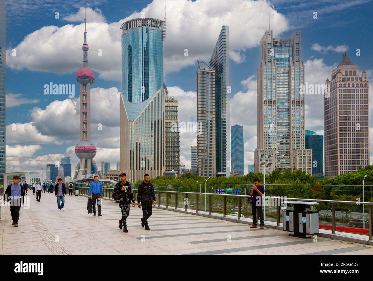 China, Shanghai.  Oriental Pearl TV Tower, Bürogebäude und Fußgänger. Stockfoto