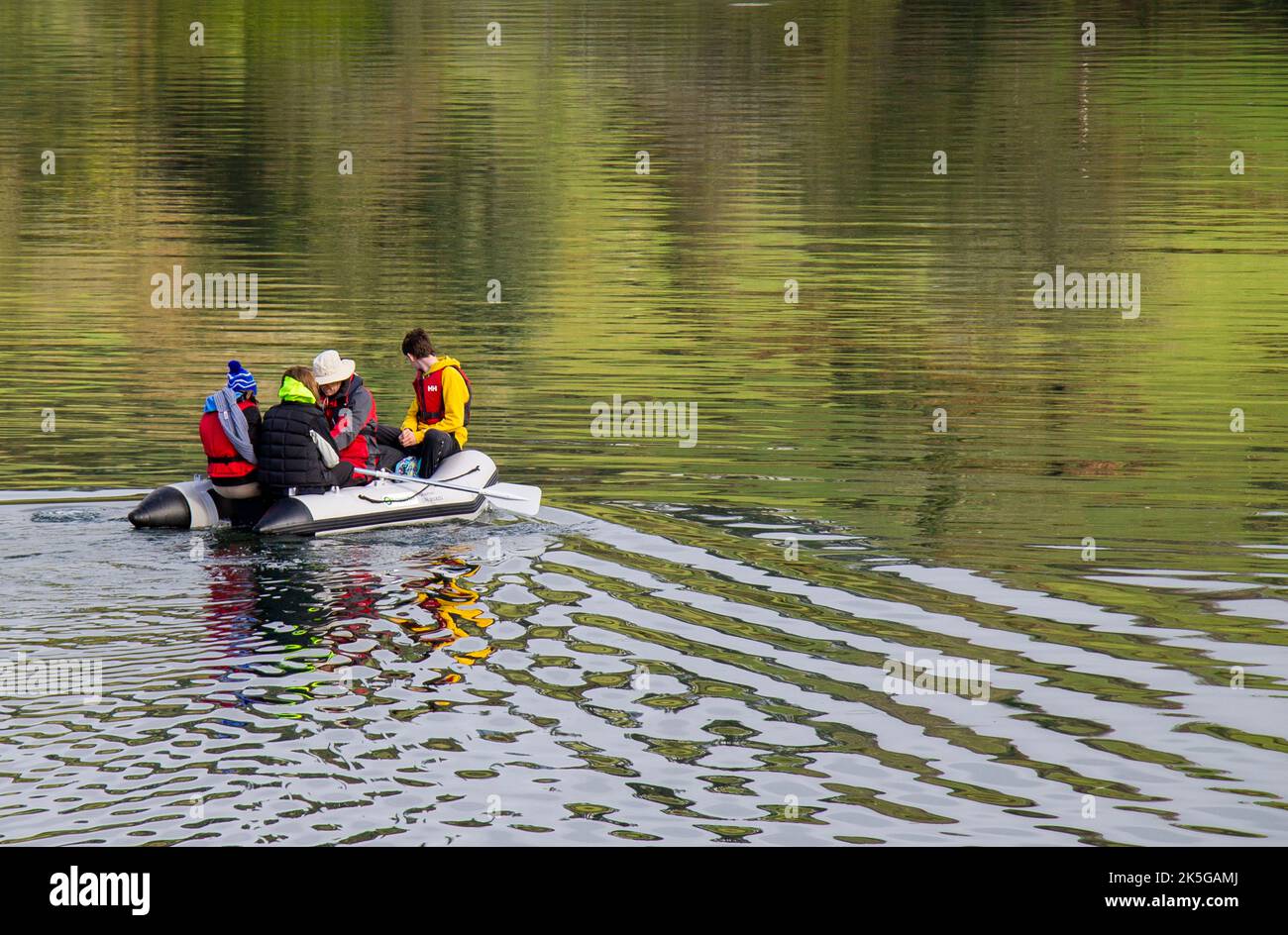 Vier Erwachsene in einem kleinen Schlauchboot. Stockfoto