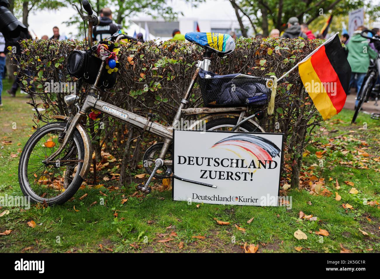 Berlin, Deutschland. 08. Oktober 2022. Auf einem Fahrrad vor dem Reichstagsgebäude liegt bei einer Demonstration der AfD unter dem Motto "Energiesicherheit und Inflationsschutz - unser Land zuerst" ein Schild mit der Aufschrift "Deutschland zuerst". Quelle: Christoph Soeder/dpa/Alamy Live News Stockfoto