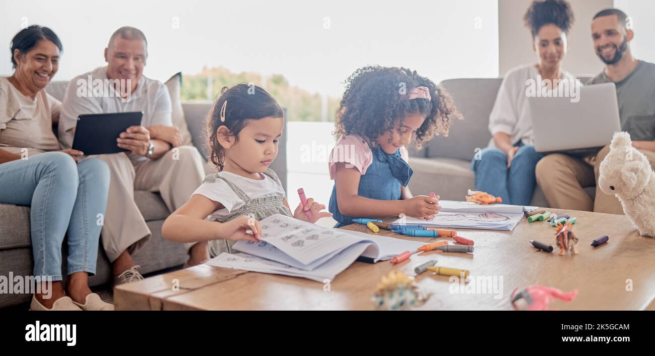 Große Familie, Technologie und Kinder malen im Wohnzimmer mit Großeltern, Mama und Papa beobachten, Social Media oder entspannen auf dem Sofa. Interracial Stockfoto