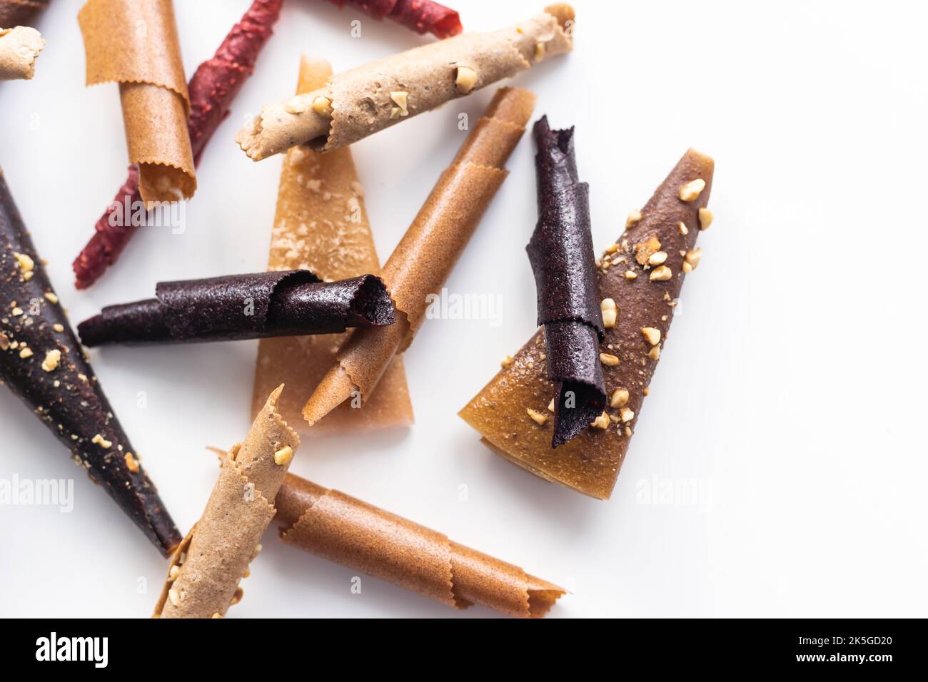 Natürliche und gesunde Snack-Lebensmittel - Fruchtpastille aus Äpfeln, Himbeere und Johannisbeere auf weißem Hintergrund. Fruchtmarschall Stockfoto