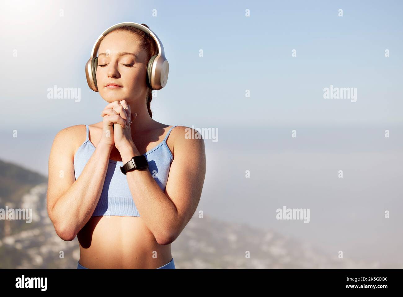 Natur, Yoga und Frau mit Kopfhörermusik für Wellness-Mentalität und entspannendes Fitnesstraining. Denken, Zen und Achtsamkeit Mädchen Vorbereitung auf Stockfoto