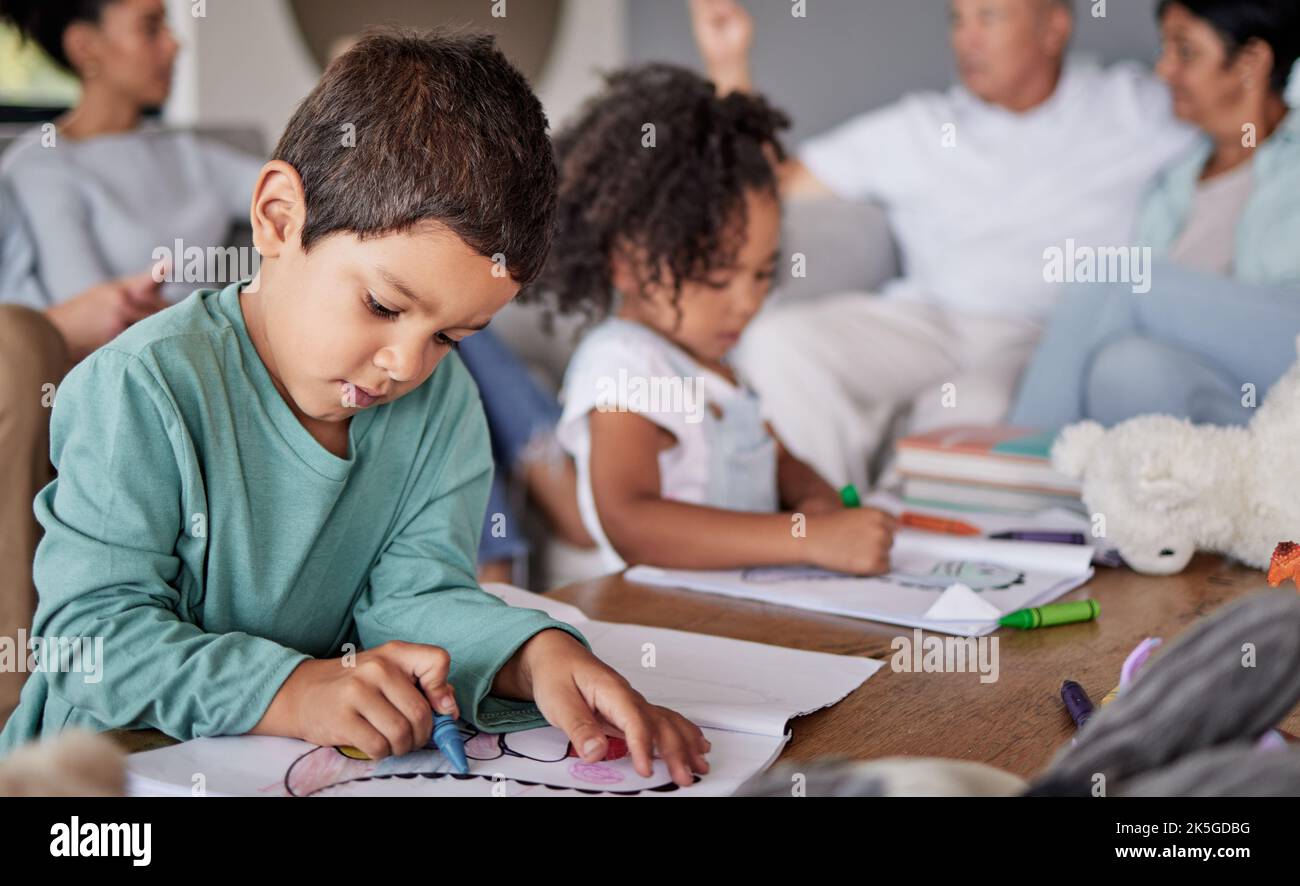 Kreativ, Familienhaus und Kinder zeichnen, Lernen und Kreativität für Bildung, Kunst und Home School Projekt zusammen. Kleines Kinderhaus Stockfoto