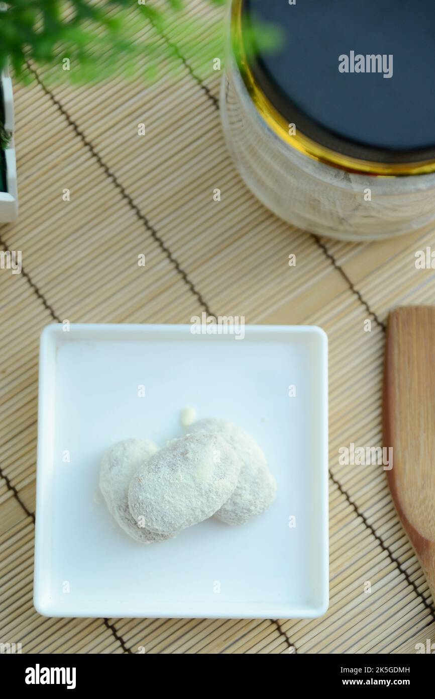 Putri salju Cookie ist eine Art kue kering aus Malaysia, der sichelförmig ist und mit schneebedecktem Pulverzucker überzogen ist. Stockfoto