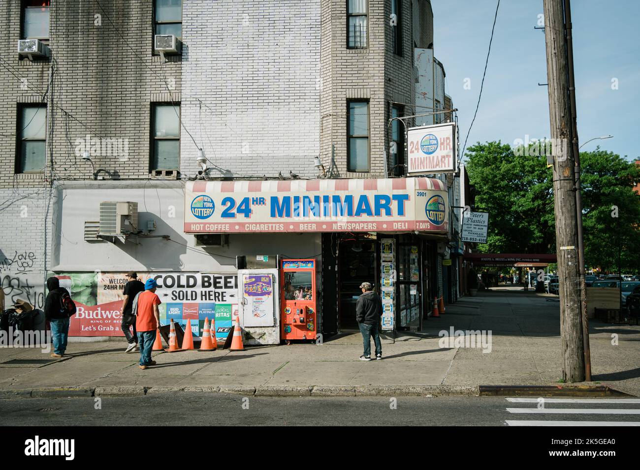24-Stunden-Minimart-Vintage-Schild, Borough Park, Brooklyn, New York Stockfoto