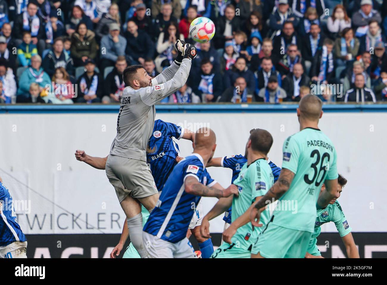 Rostock, Deutschland. 08. Oktober 2022. Fußball: 2. Bundesliga, Hansa Rostock - SC Paderborn 07, Matchday 11, Ostseestadion. Rostocker Torhüter Markus Kolke fiert einen Ball. Credit: Frank Molter/dpa - Nutzung nur nach schriftl. Vereinbarung mit der dpa/Alamy Live News Stockfoto