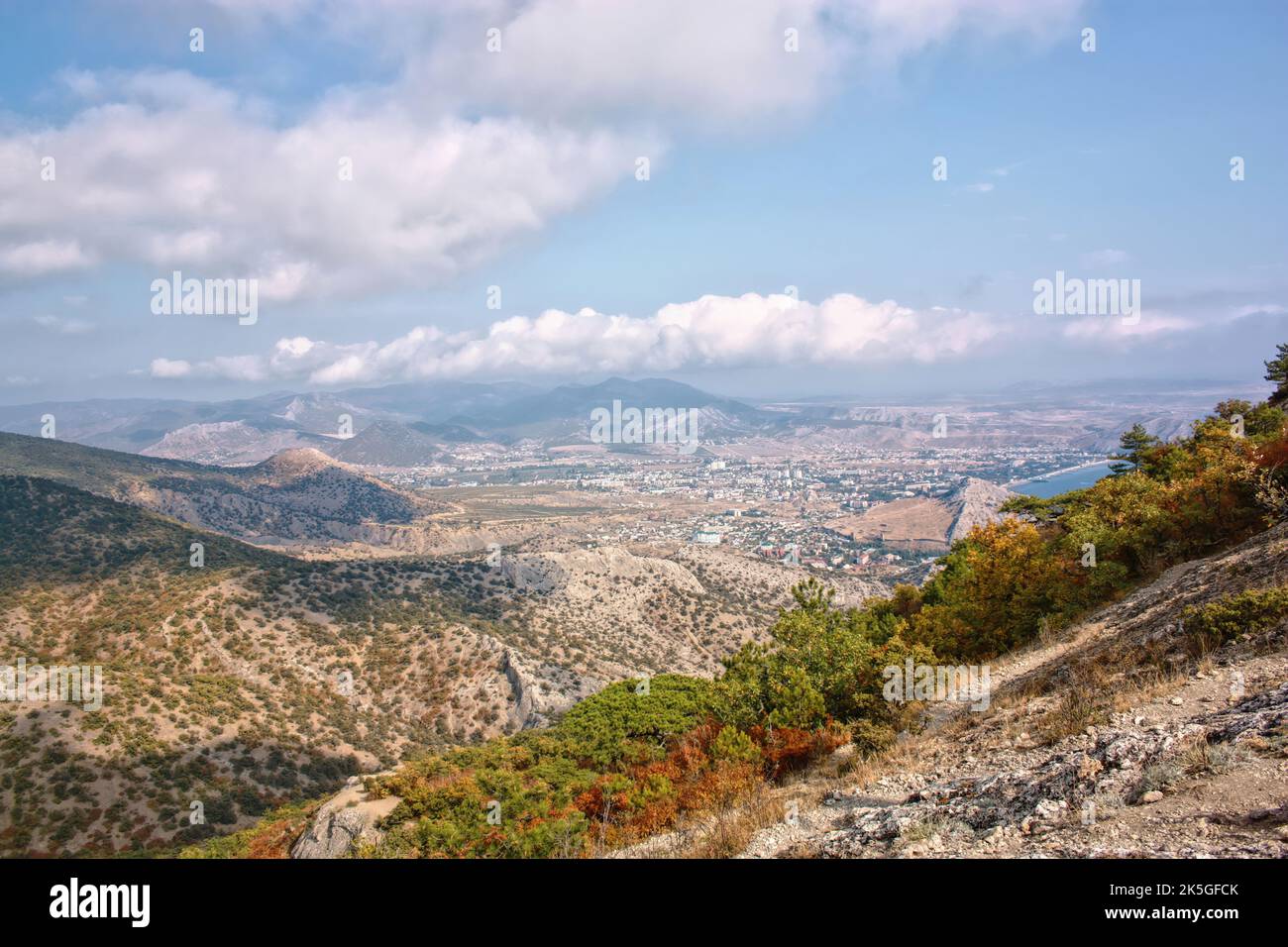 Blick auf die schönen Berge und die Stadt Sudak auf der Krim Stockfoto