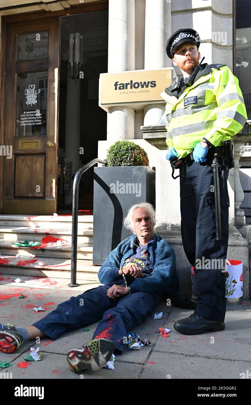 London, Großbritannien. 8. Oktober 2022. Tierrechtsaktivisten Animal Rebelion marschieren vom Green Park zum Trafalgar Square, um eine Transaktion zum pflanzenbasierten Ernährungssystem zu fordern und die Regierung aufzufordern, das Land zurückzugeben. Quelle: Andrea Domeniconi/Alamy Live News Stockfoto