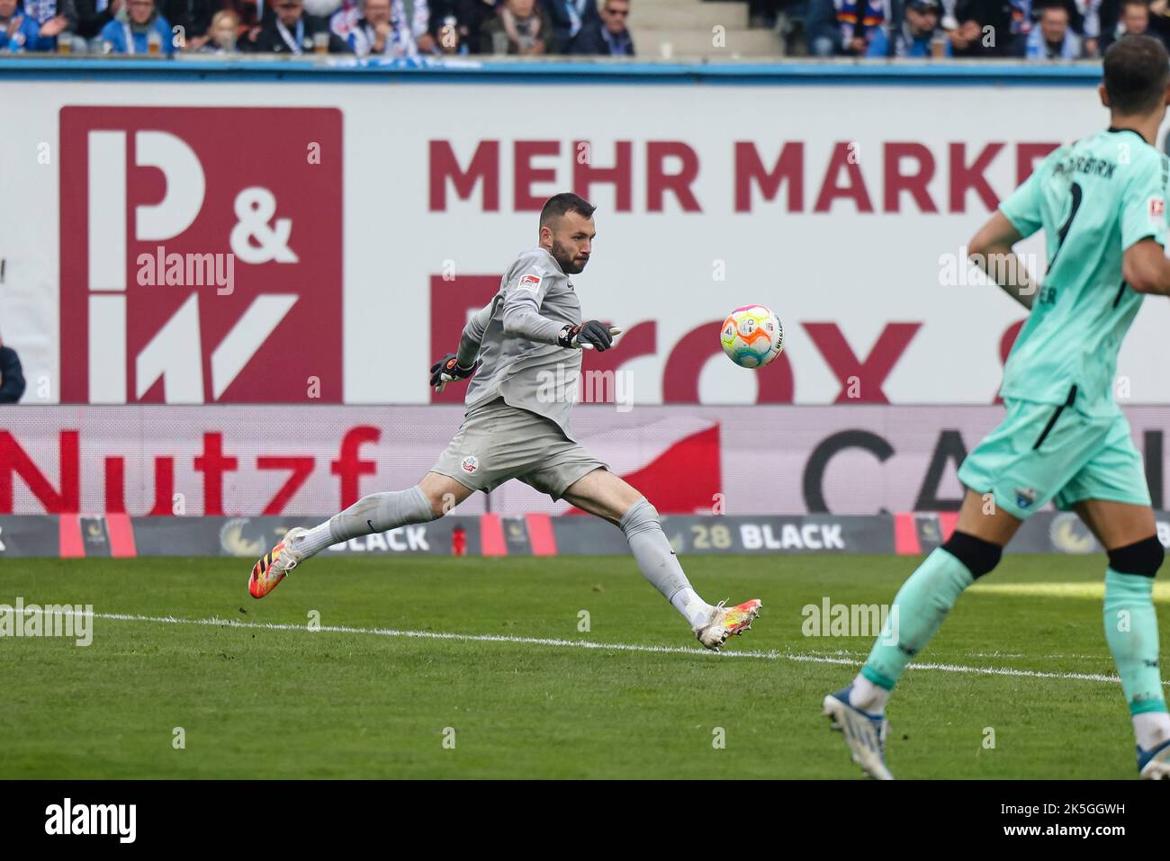 Rostock, Deutschland. 08. Oktober 2022. Fußball: 2. Bundesliga, Hansa Rostock - SC Paderborn 07, Matchday 11, Ostseestadion. Rostocker Torwart Markus Kolke spielt einen Ball. Credit: Frank Molter/dpa - Nutzung nur nach schriftl. Vereinbarung mit der dpa/Alamy Live News Stockfoto