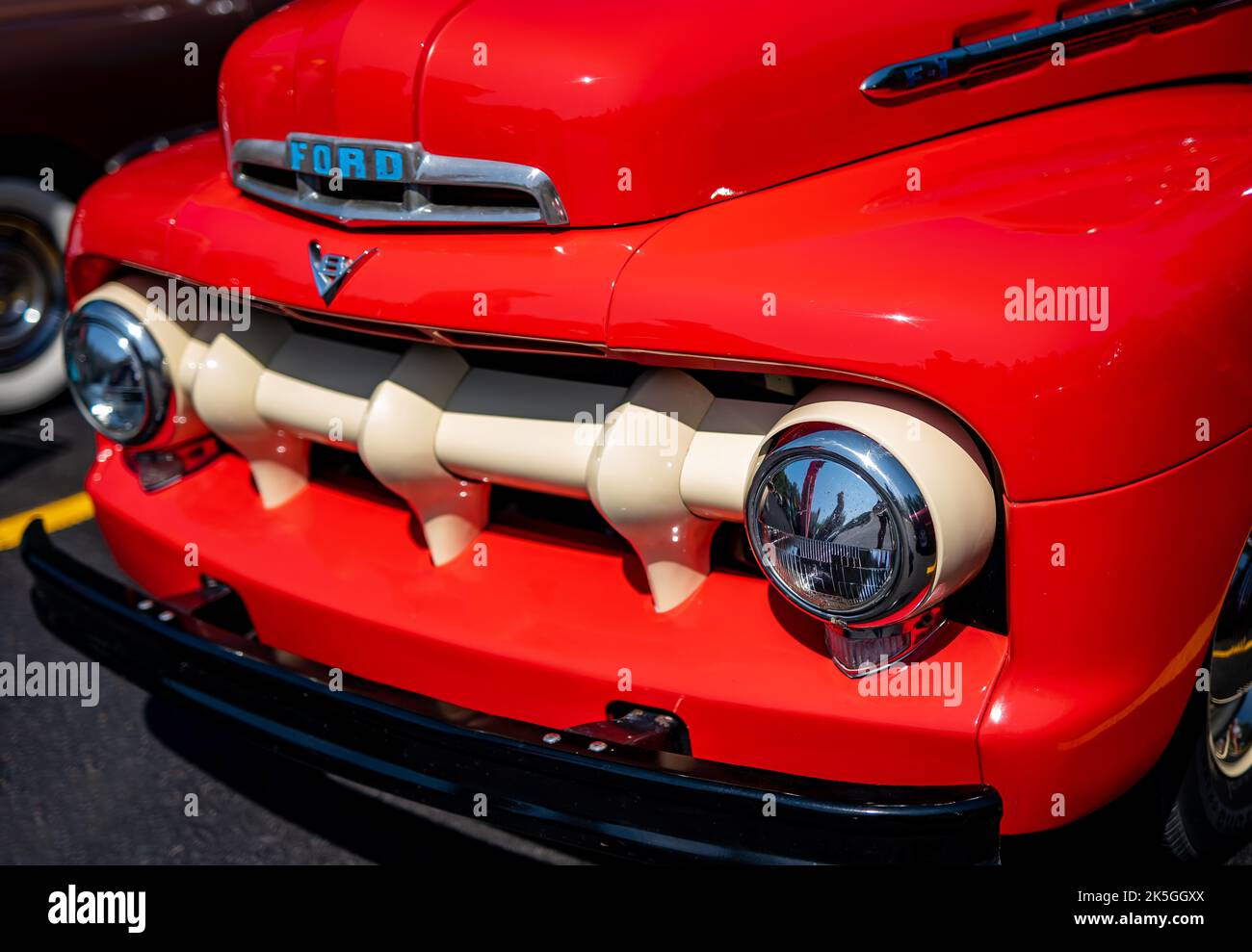 NISSWA, MN - 30. JUL 2022: Nahaufnahme der Vorderseite eines restaurierten antiken Ford F1 Pickup Trucks auf einer Autoshow an einem sonnigen Tag. Stockfoto