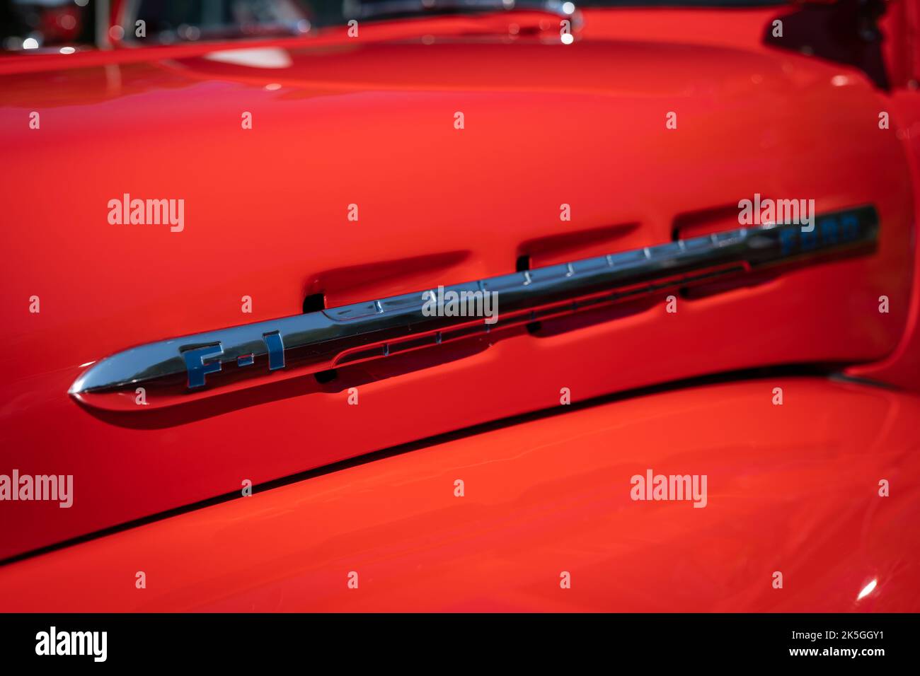 NISSWA, MN - 30. JUL 2022: Nahaufnahme des verchromten Ford F1-Emblems auf einem restaurierten antiken Pickup an einem sonnigen Tag. Stockfoto