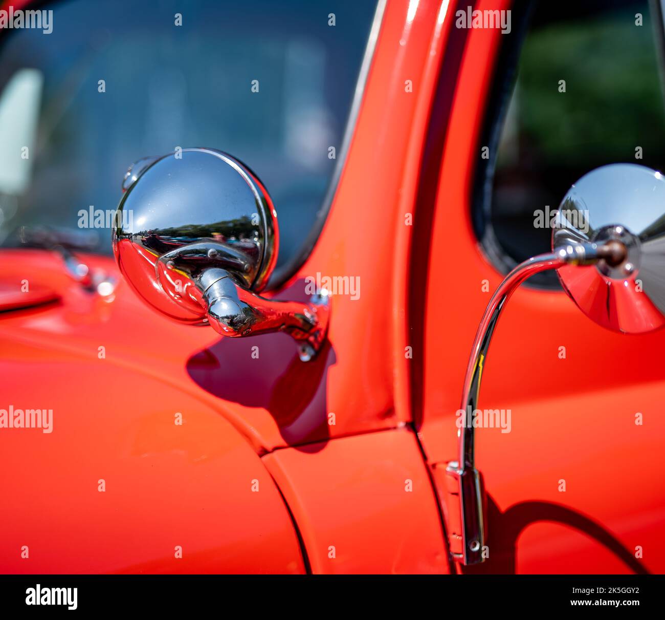 Nahaufnahme eines Scheinwerfers auf einem restaurierten antiken Pickup-Truck auf einer Autoshow auf einem sonnigen day.used Stockfoto