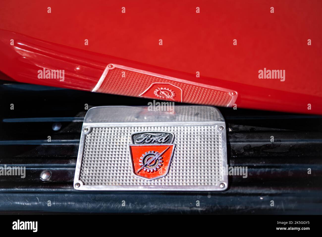 NISSWO, MN â €" 30. JULI 2022: Nahaufnahme von Trittbrett eines restaurierten antiken Ford Pickup-LKW, mit Marken-Emblem-Logo, und Reflexion in der hellen rot lackierten Türscheibe. Stockfoto