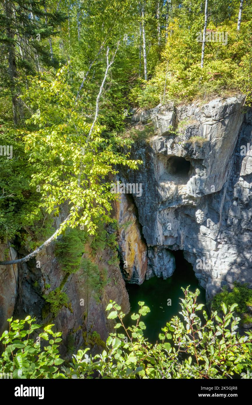 Das Glory Hole ist eine alte Silbermine mit Tagebauzugang zu den Bergbautunneln und dem Schachthaus als Teil des Cobalt Mining District National HIS Stockfoto