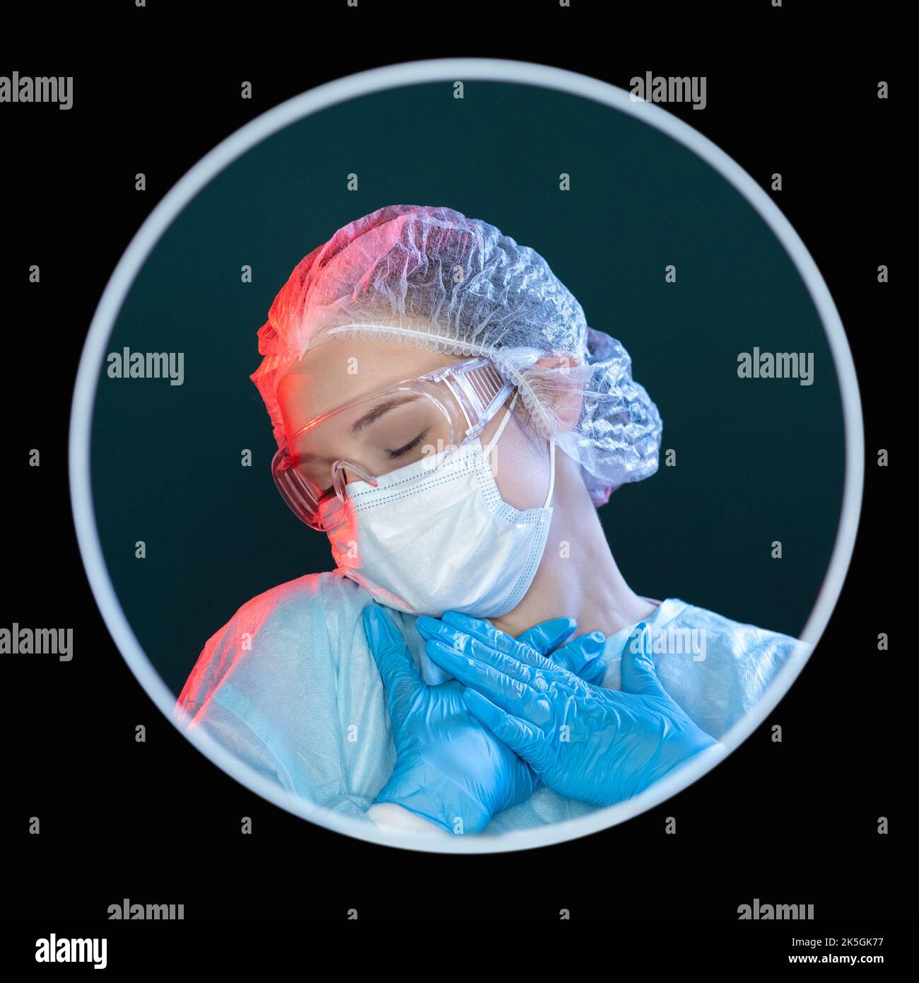 Dankbarer Chirurg. Bewunderung im Gesundheitswesen. Ruhm der medizinischen Ehre. Headshot Avatar Portrait der geschmeichelten schüchternen Ärztin in blauen ppe Gesichtsmaske Handschuhe gog Stockfoto