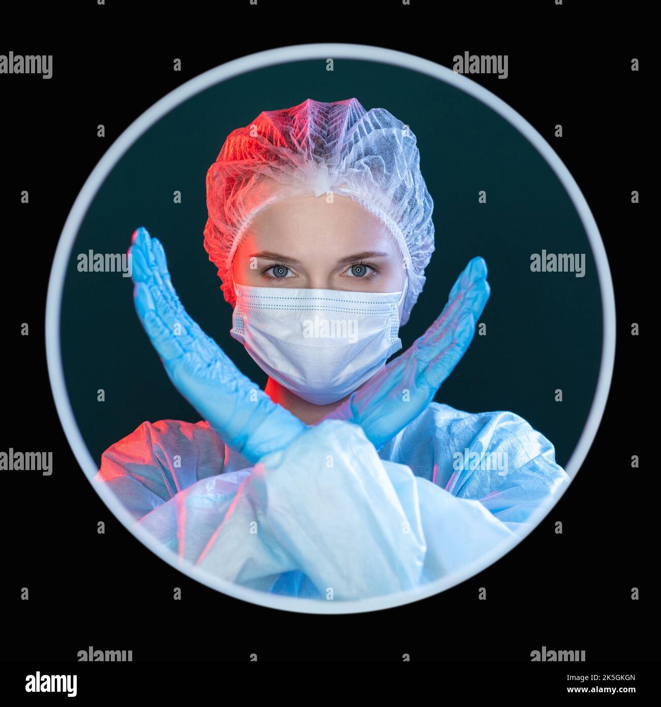 Warnung des Arztes. Pandemiebeschränkung. Gesundheitsverbot. Porträt einer Ärztin in blauen ppe-Gesichtsmasken-Handschuhen mit X gekreuzten Händen, Nau g Stockfoto