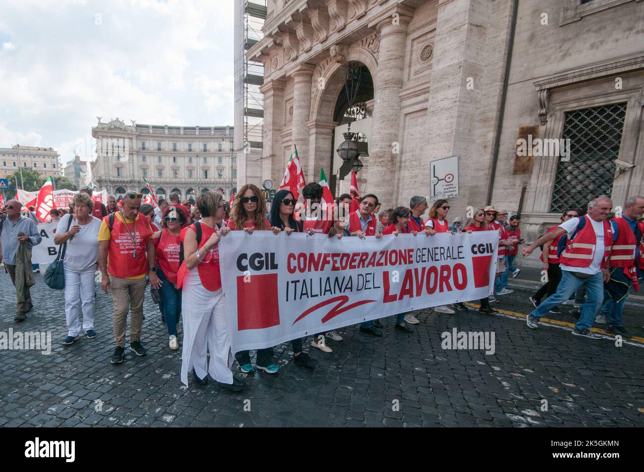 Rom, Italien. 08. Oktober 2022. Rom 8. Oktober 2022: Die CGIL, ein Jahr nach dem Angriff auf die nationale Zentrale des Corso d'Italia. Manifesta auf dem Platz in Rom forderte die CGIL gemeinsam mit Verbänden, internationalen Gewerkschaften Italien und Europa auf, die Fragen der Arbeit und der sozialen Gerechtigkeit in den Mittelpunkt zu stellen, und die nächste Regierung wird ihre zehn Vorschläge neu auflegen. PS: Das Foto kann in Übereinstimmung mit dem Kontext verwendet werden, in dem es aufgenommen wurde, und ohne die diffamierende Absicht des Dekors der vertretenen Menschen. Kredit: Unabhängige Fotoagentur/Alamy Live Nachrichten Stockfoto