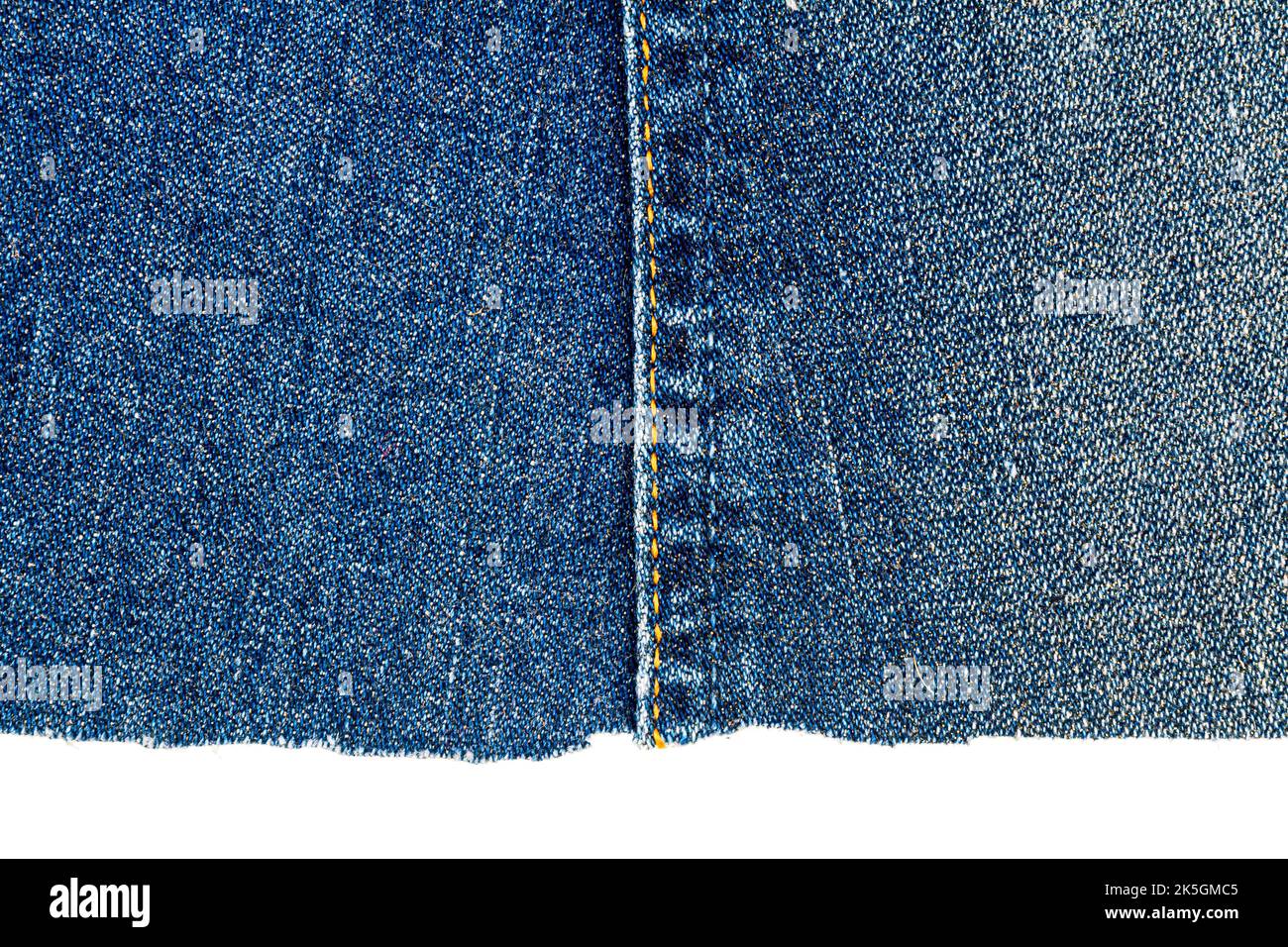 Stück blaue Jeans Stoff auf weißem Hintergrund. Grobe unebenen Kanten. Denim Hose zerrissen. Stockfoto