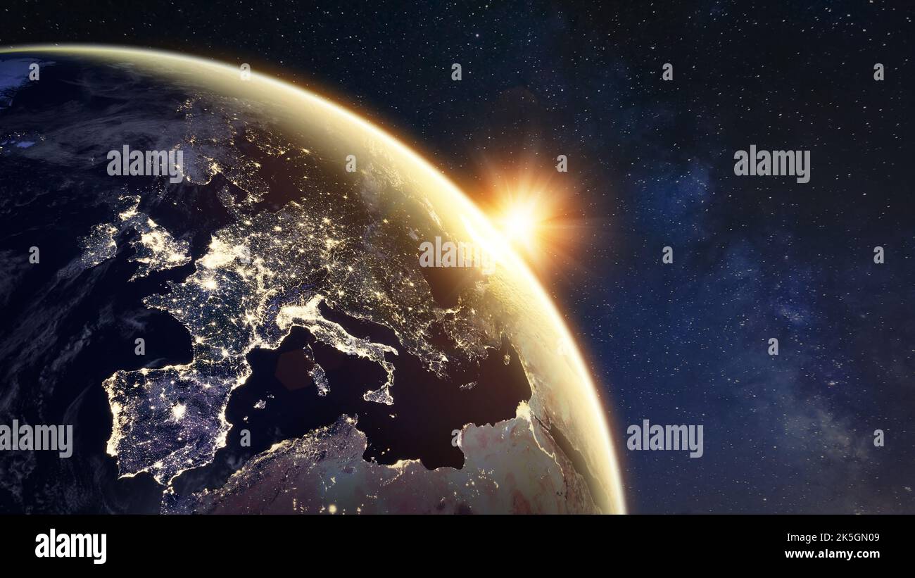 Sonnenaufgang auf dem Planeten Erde aus dem All mit Stadtlichtern in Europa, die Verbindungen zwischen europäischen Ländern zeigen. Elemente der NASA. Technologie, g Stockfoto
